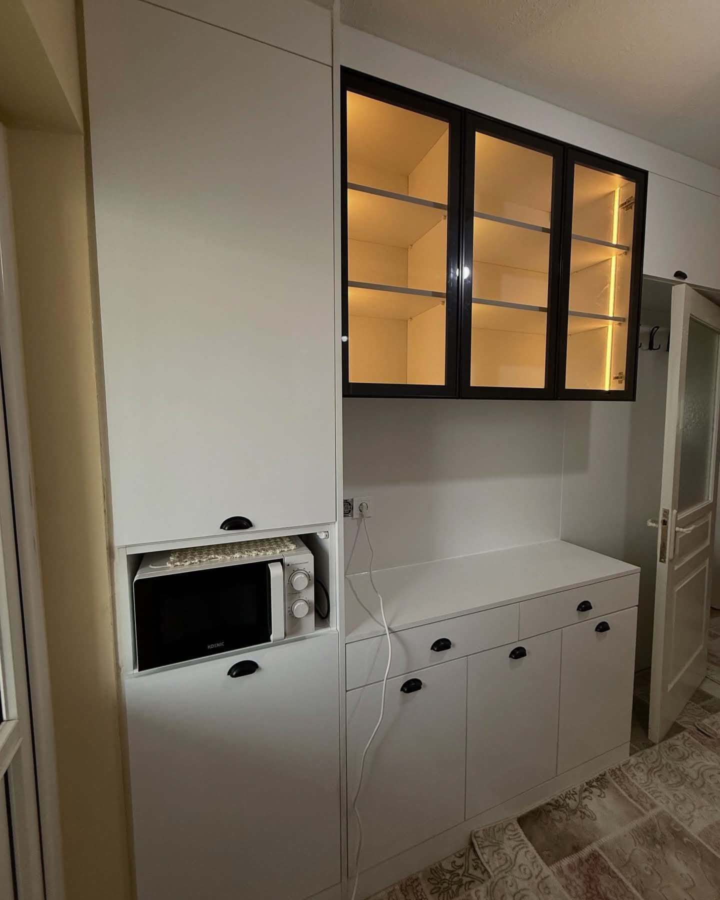 Ankastre nişli ve cam vitrinli beyaz dolap